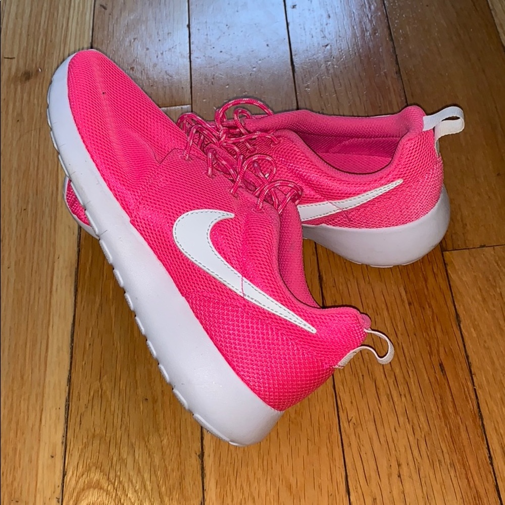 Highlighter pink Nike free runs